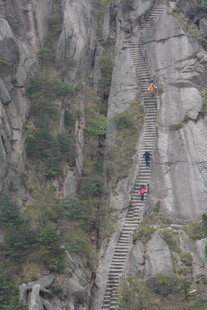 绝壁栈道上的探险者