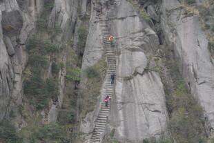 攀岩者挑战陡峭岩壁