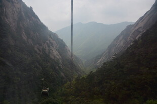 山间索道穿行壮丽峡谷