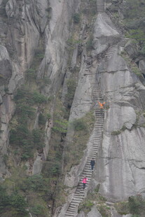 峭壁上的攀岩者