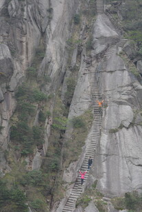 攀岩者挑战陡峭岩壁