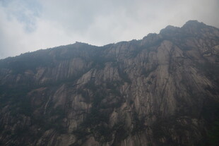 巍峨山峰壮丽景致