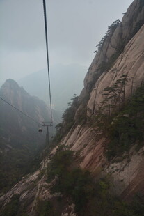山间朦胧索道景