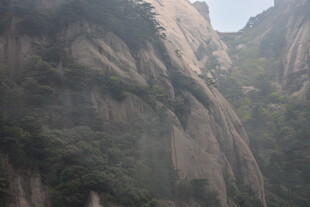 巍峨险峻的壮丽山景