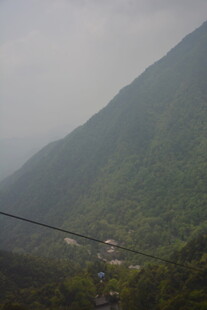 山间云雾缭绕的秀丽景致