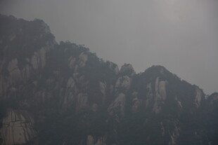 云雾缭绕的险峻山峰