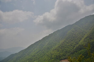 青山云雾间的自然美景