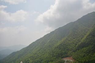 青山云海间的秀丽景致