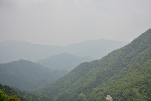 山峦叠翠的自然美景
