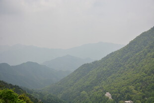 山峦叠翠的山间美景