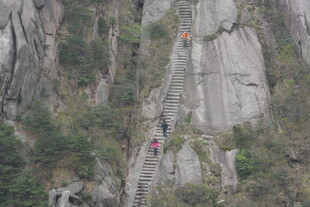 峭壁上的攀岩者