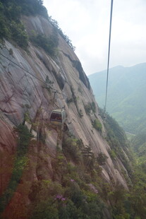 陡峭山壁上的攀岩场景