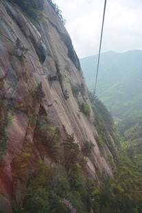 陡峭山壁间的惊险景致