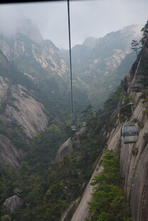 山间索道穿行壮美山峦