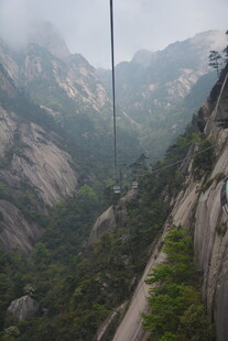 山间索道穿行于壮丽山峦