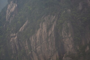 陡峭嶙峋的壮美山壁