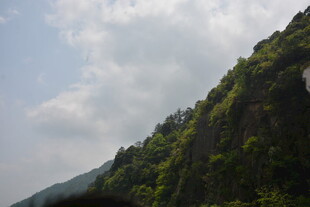 青山绿树间的秀丽山景