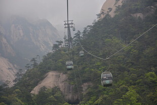 山间缆车穿梭于云雾之中