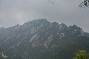 云雾缭绕的巍峨山峰