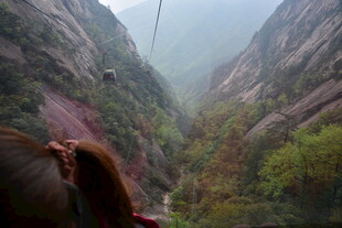 峡谷间的惊险高空滑索体验
