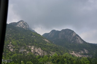 云雾缭绕的壮丽山峦