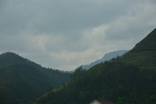 山间云雾缭绕的秀丽景致