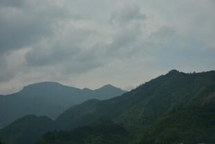 云雾缭绕的连绵青山