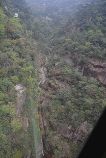 俯瞰山间绿意盎然峡谷