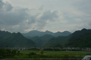 山间田野风景图