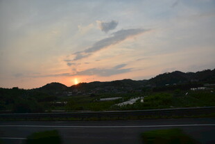 黄昏公路边的美丽日落景色