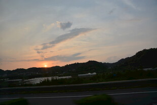 黄昏时分的远山与云霞