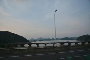 黄昏下的公路与远山景色