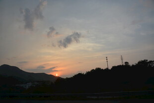 日落时分的山景剪影