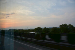 公路边的黄昏景色