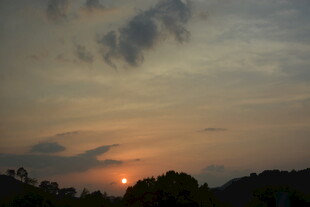 日落时分的山林美景