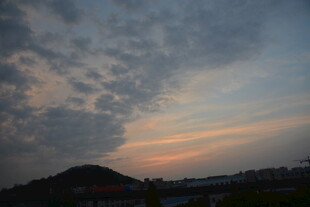 黄昏时分的天空与远山