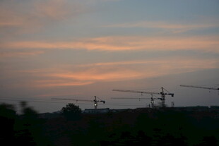 黄昏下的电力设施景观