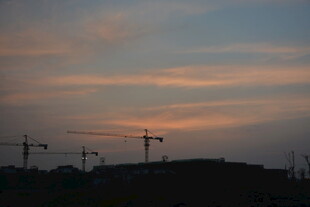 夕阳下的塔吊剪影