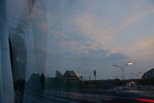 车窗外的黄昏城市景象