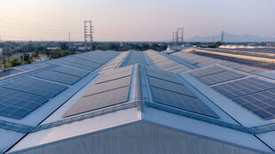 屋顶太阳能板 清洁能源设施