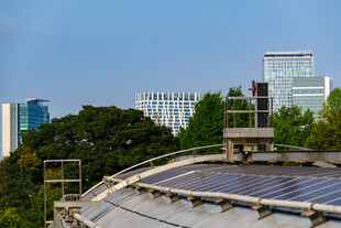 屋顶太阳能板与城市建筑