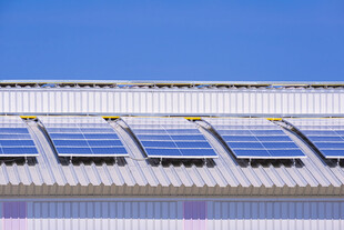 屋顶上的太阳能电池板