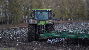 农田中的拖拉机在作业