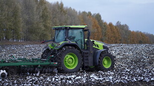 田野中的绿色拖拉机作业