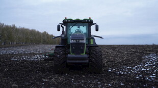 田野中的绿色拖拉机