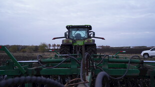 农田中的大型绿色农用机械