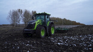 田野中的绿色拖拉机