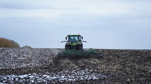 田野中作业的绿色拖拉机