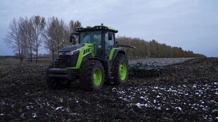 田野中的绿色拖拉机