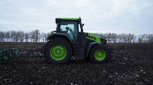 田野中的绿色拖拉机